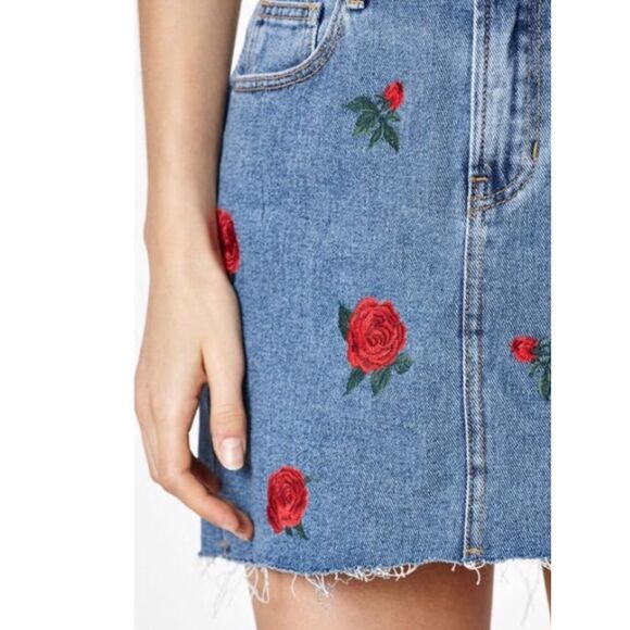 Pacsun Red Rose Embroidered‎ Denim Jean Mini Skirt Raw Hem Size 28 Y2K - Picture 3 of 11